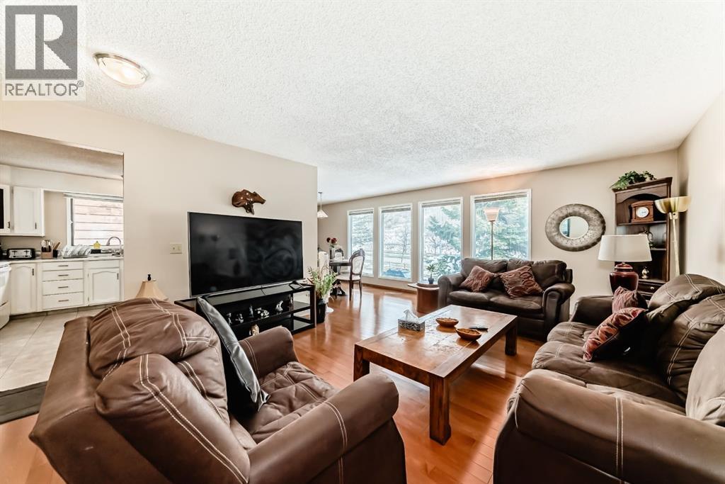 76 Edgewood Drive Nw, Calgary, Alberta  T3A 2T5 - Photo 3 - A2307262