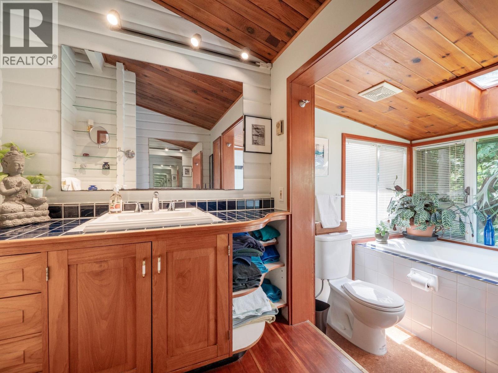 8626 Redrooffs Road, Halfmoon Bay, British Columbia  V7Z 1E7 - Photo 18 - R3127259