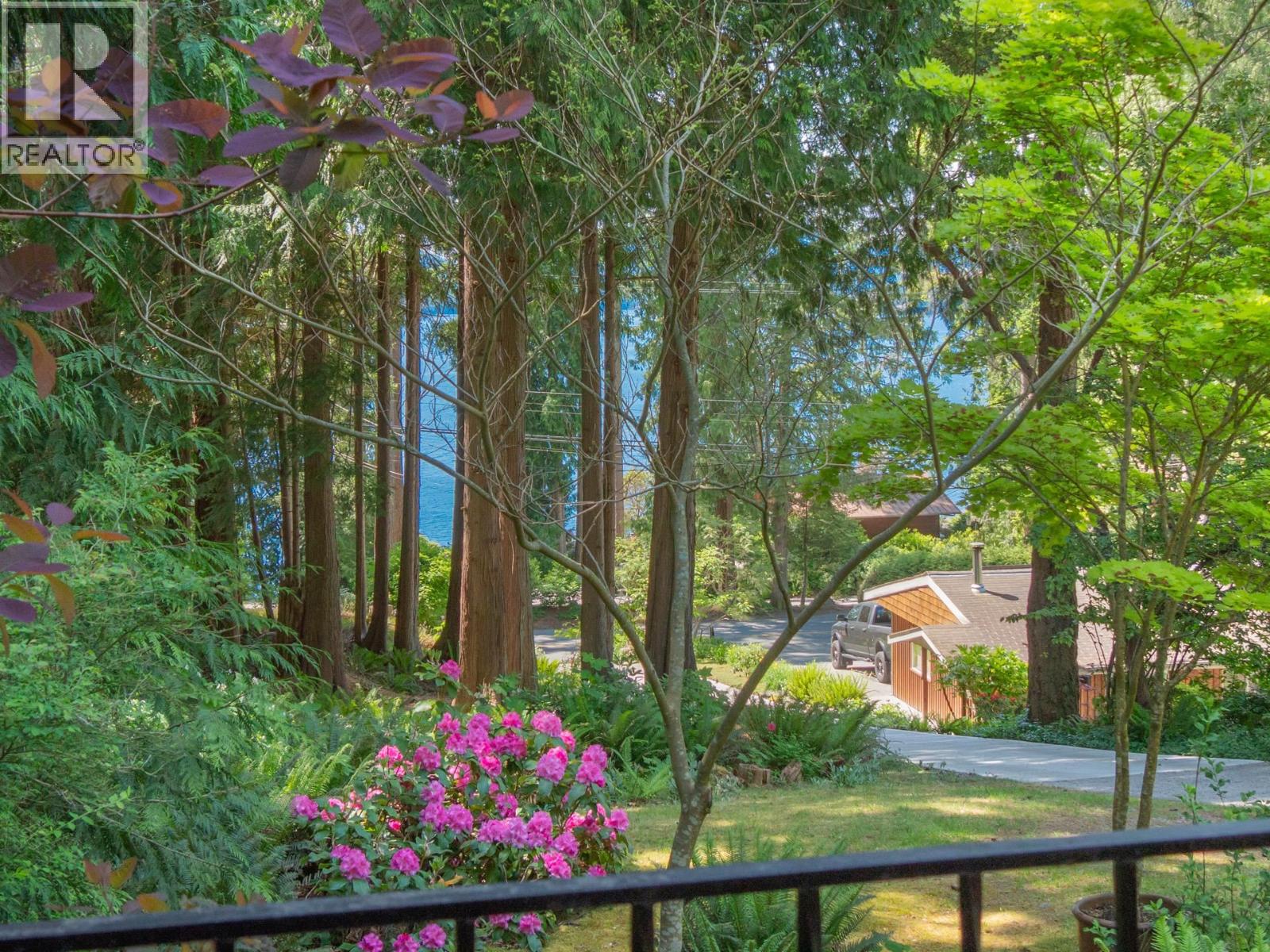 8626 Redrooffs Road, Halfmoon Bay, British Columbia  V7Z 1E7 - Photo 5 - R3127259