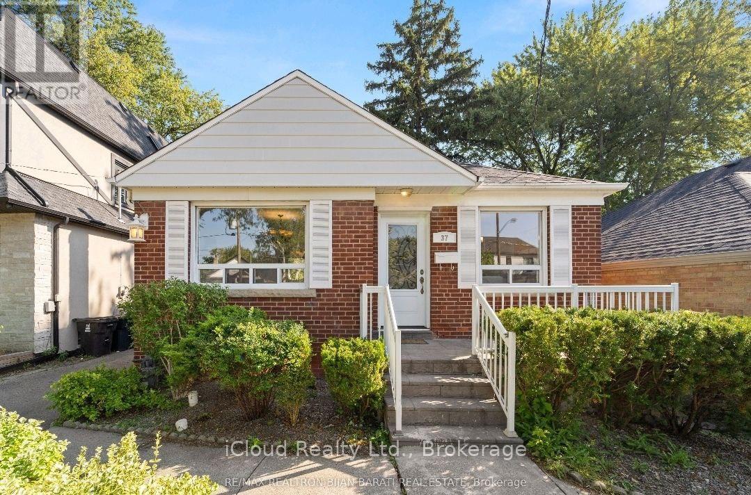 37 COLLINSON BOULEVARD, Toronto, Ontario