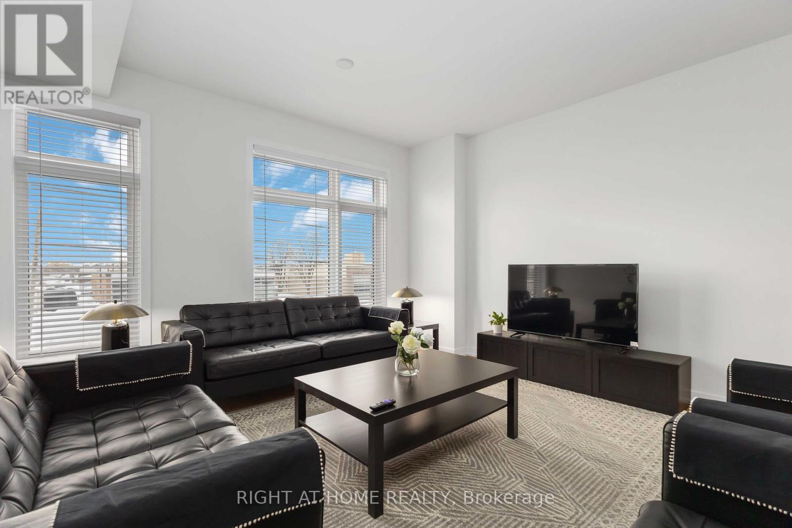 1557 Midland Avenue, Toronto, Ontario  M1P 0G3 - Photo 3 - E13168002
