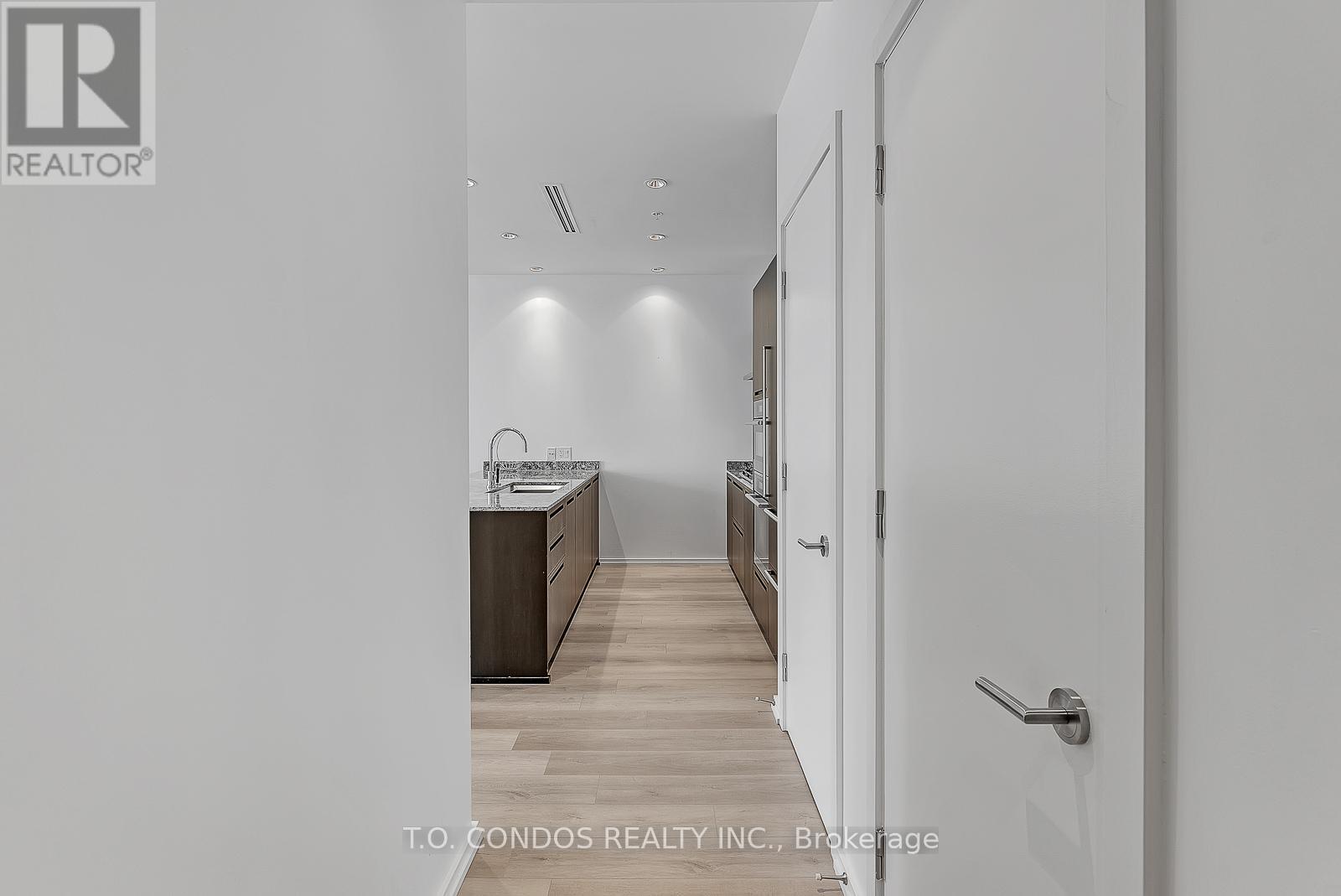 5807 - 180 University Avenue, Toronto, Ontario  M5H 0A2 - Photo 2 - C13167872