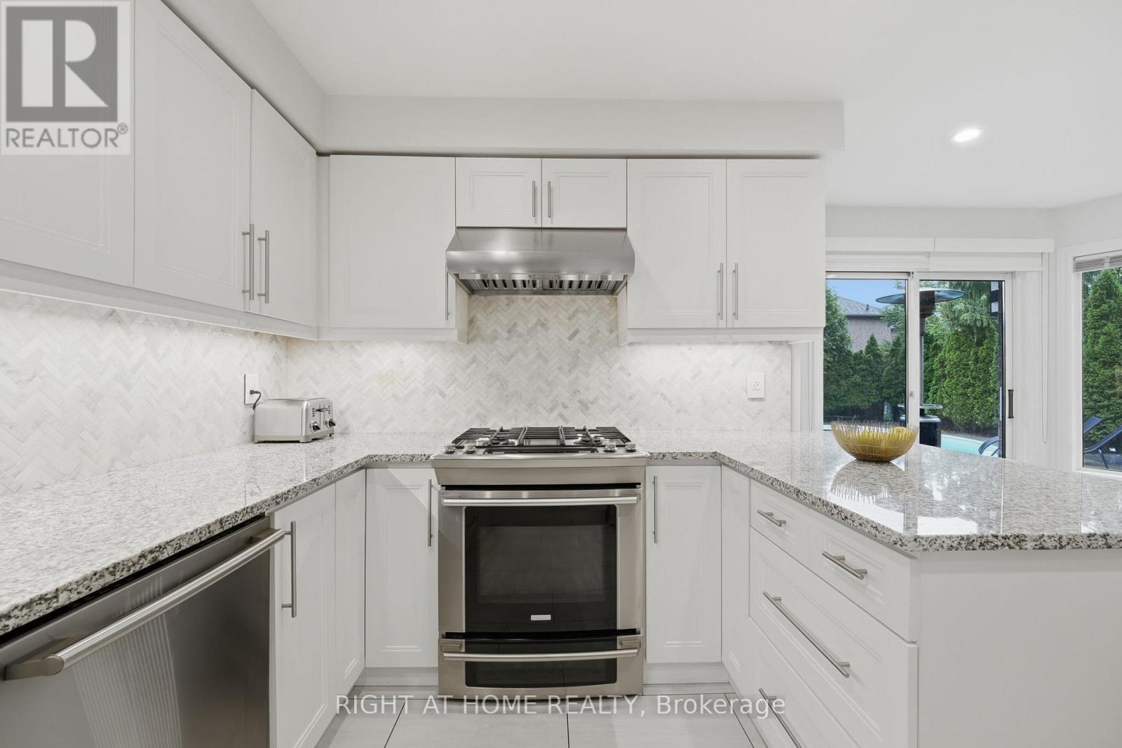 16 Mcneilage Court, Ajax, Ontario  L1T 3Z5 - Photo 12 - E13168052