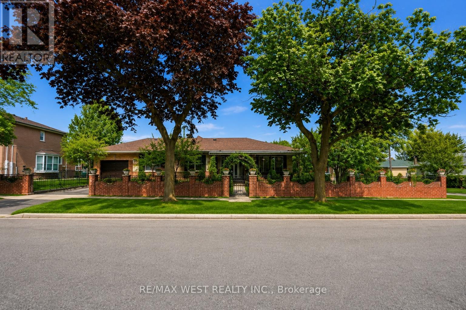 119 BENJAMIN BOULEVARD, Toronto, Ontario
