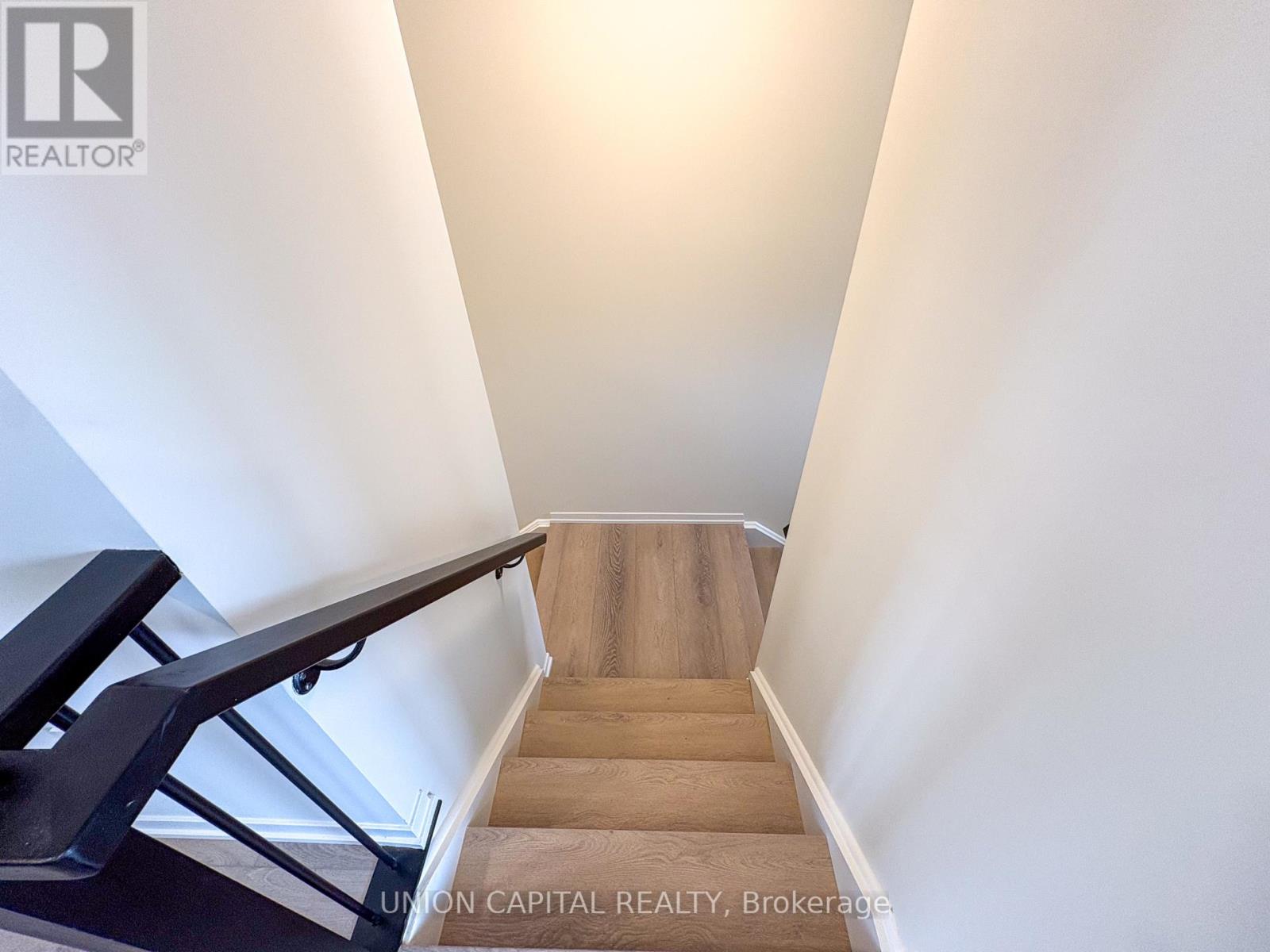 61 Helmkay Avenue, Richmond Hill, Ontario  L4E 3R4 - Photo 4 - N13168064