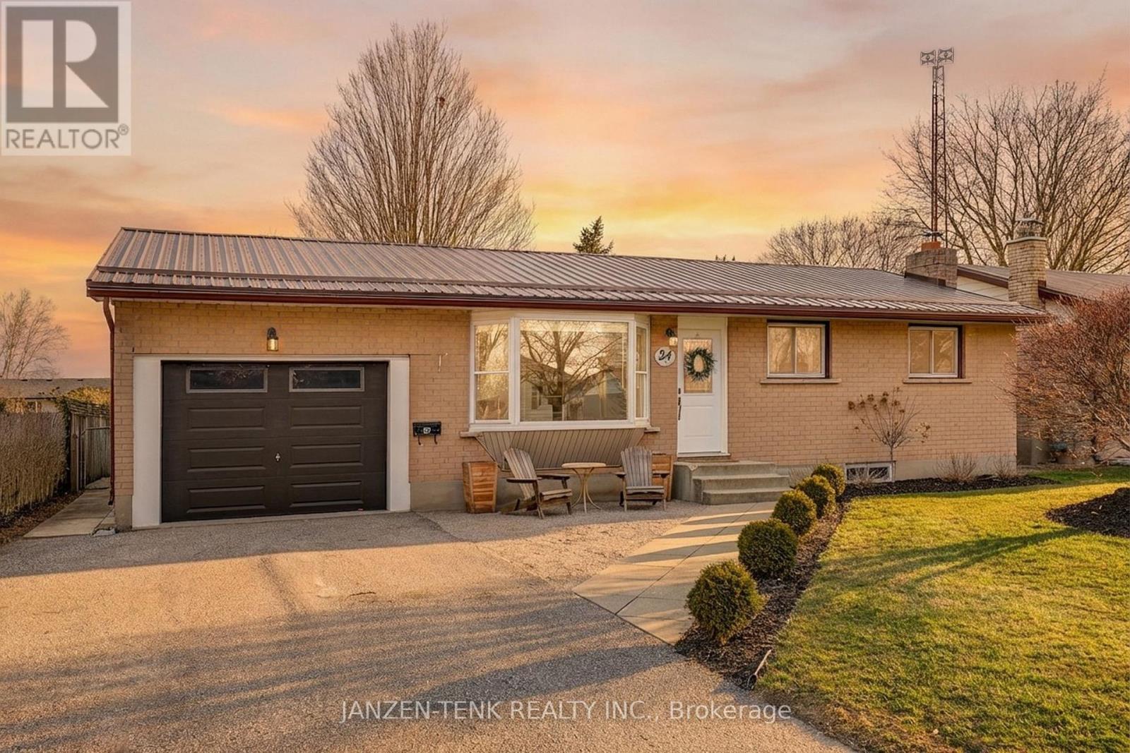24 Centennial Avenue, Aylmer, Ontario  N5H 2X2 - Photo 1 - X13168148
