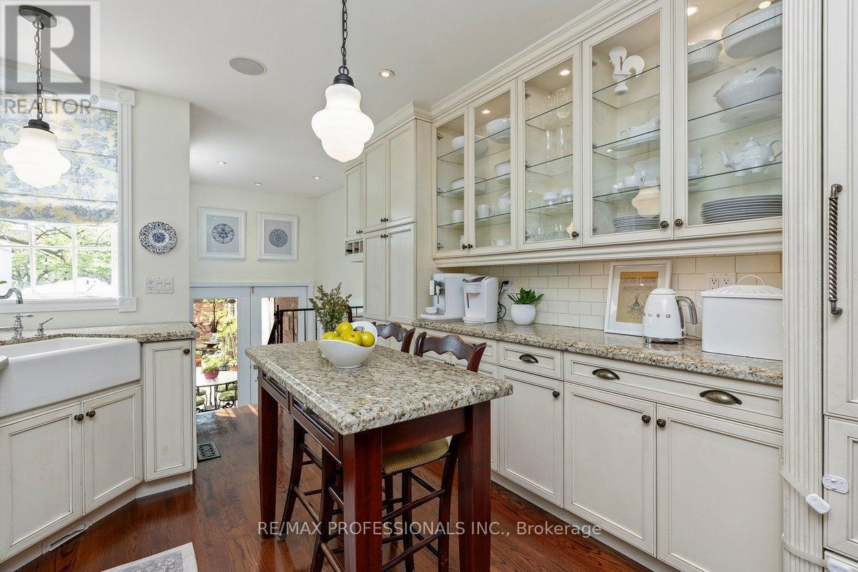 202 St Helen's Avenue, Toronto, Ontario  M6H 4A1 - Photo 16 - C13168172
