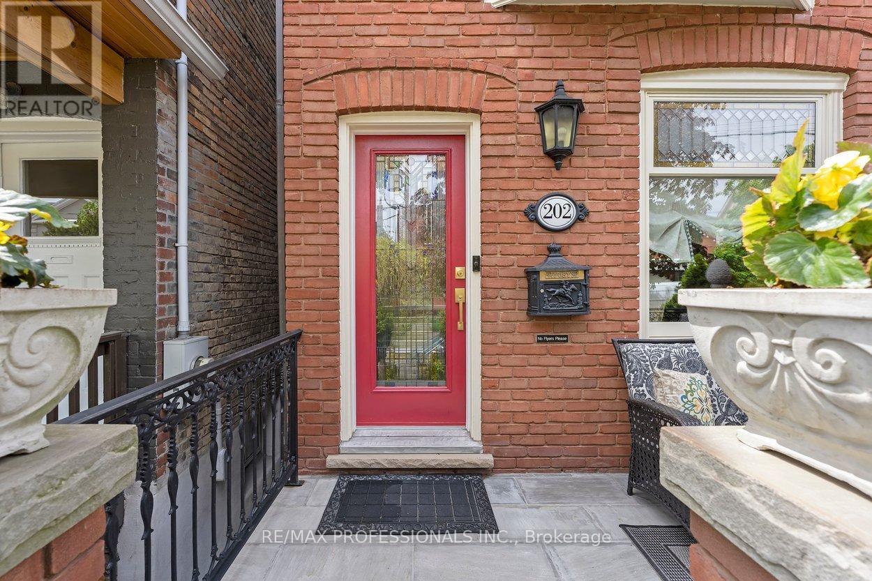 202 St Helen's Avenue, Toronto, Ontario  M6H 4A1 - Photo 7 - C13168172