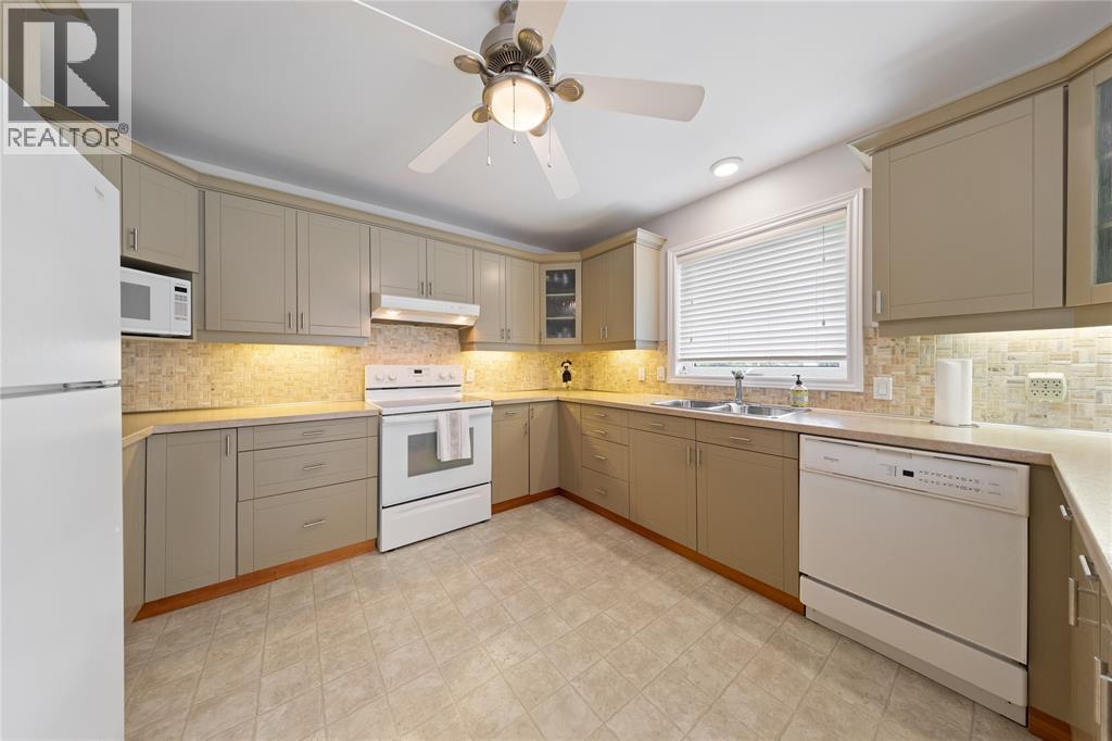 4335 Bluepoint Drive, Plympton-Wyoming, Ontario  N0N 1J6 - Photo 10 - 26011954