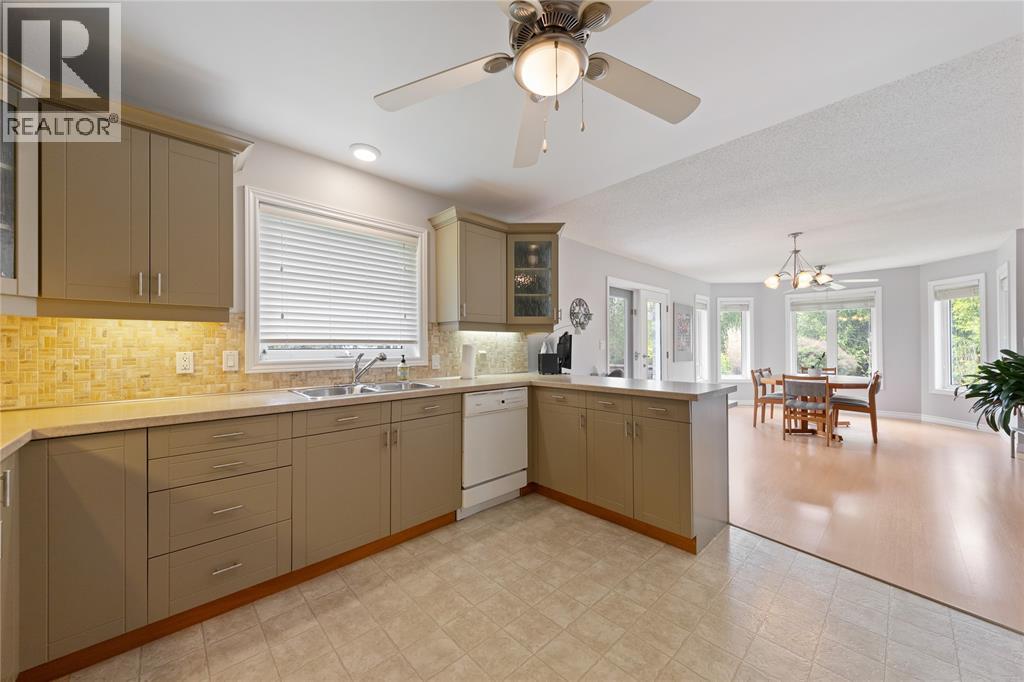 4335 Bluepoint Drive, Plympton-Wyoming, Ontario  N0N 1J6 - Photo 11 - 26011954