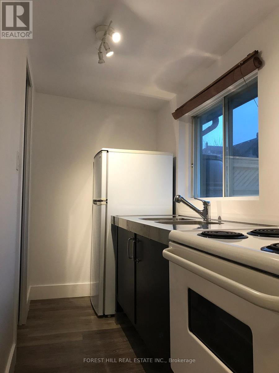 Rear Apartment - 48 Rowntree Avenue, Toronto, Ontario  M6N 1R7 - Photo 7 - W13168138