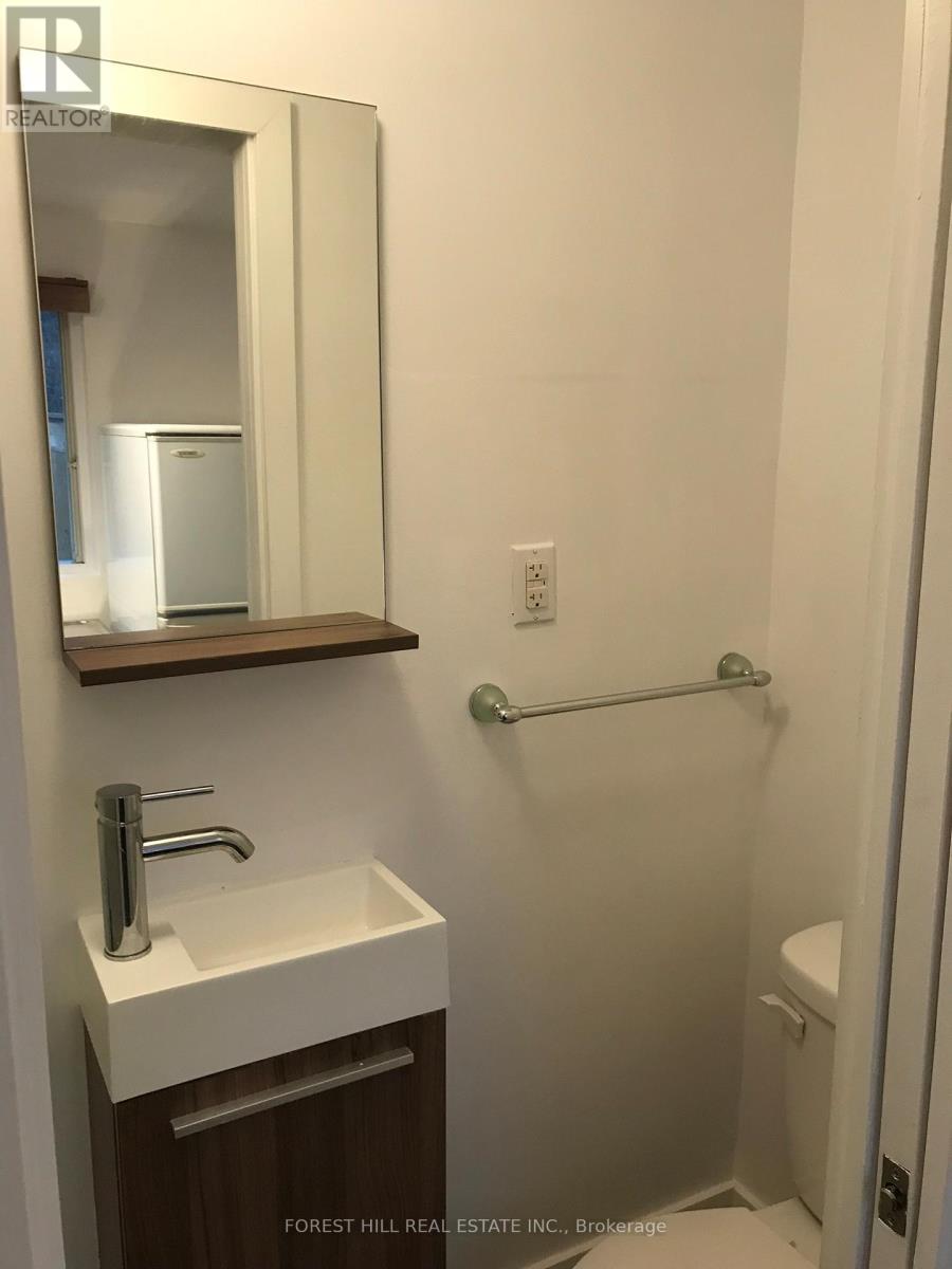 Rear Apartment - 48 Rowntree Avenue, Toronto, Ontario  M6N 1R7 - Photo 9 - W13168138