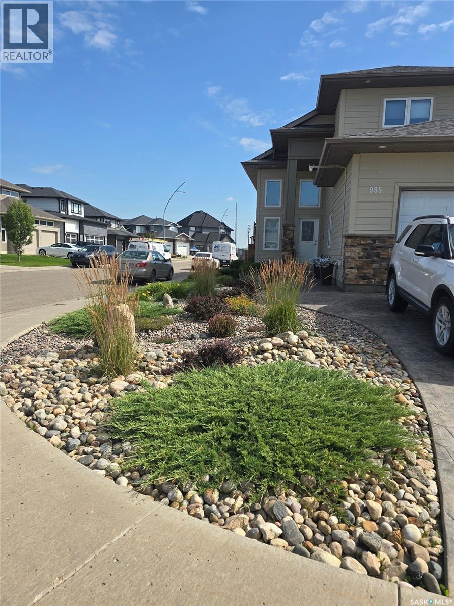 935 Glacial Shores Manor, Saskatoon, Saskatchewan  S7W 0R2 - Photo 3 - SK036992