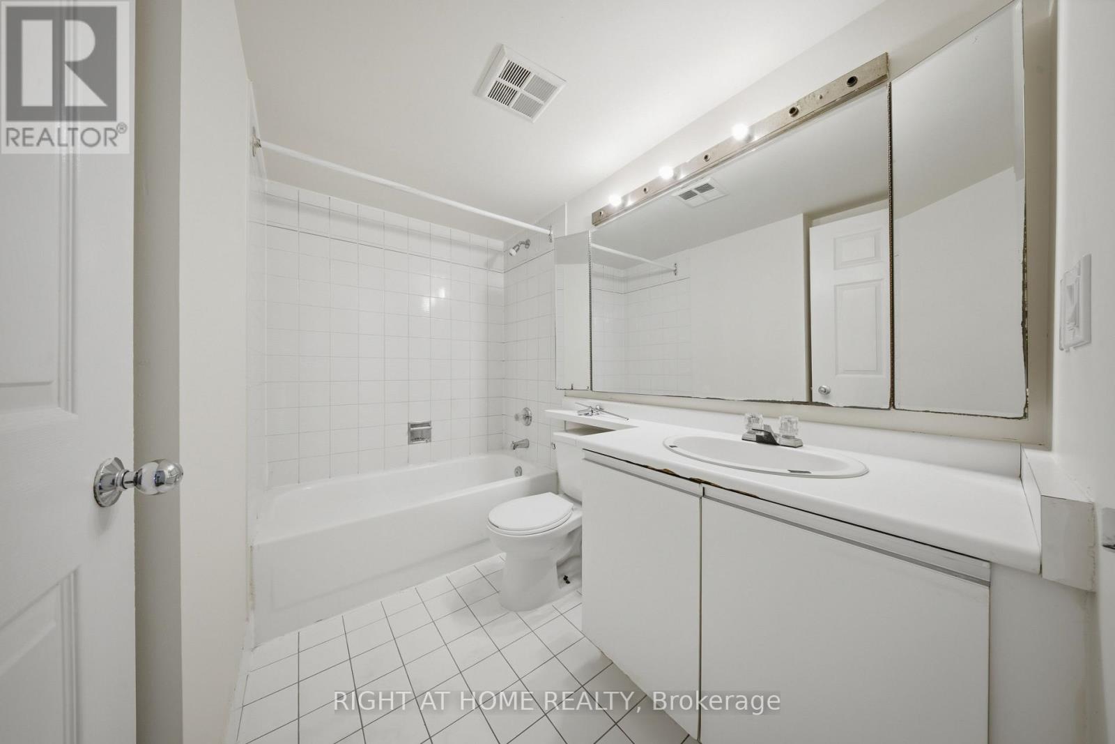 506 - 335 Webb Drive, Mississauga, Ontario  L5B 4A1 - Photo 15 - W13168234