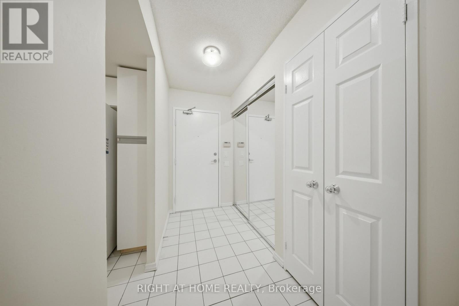 506 - 335 Webb Drive, Mississauga, Ontario  L5B 4A1 - Photo 2 - W13168234