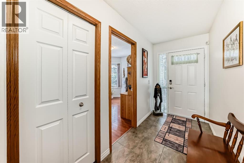 157 Hawkstone Manor Nw, Calgary, Alberta  T3G 3X2 - Photo 3 - A2294301