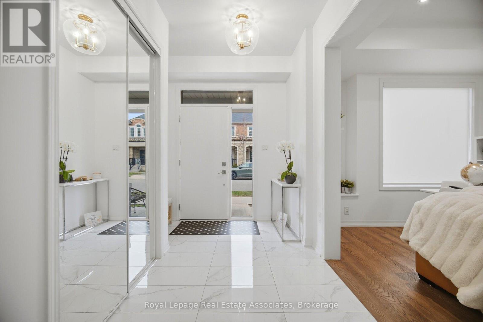110 Huguenot Road, Oakville, Ontario  L6H 0J6 - Photo 4 - W13168360