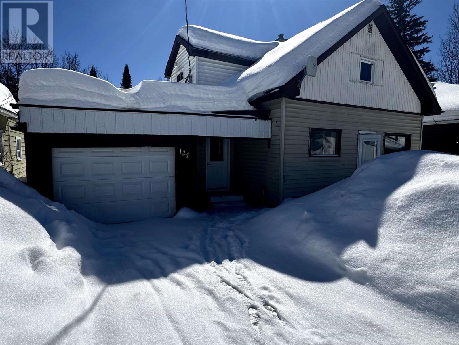 124 Third Ave, Hornepayne, Ontario P0M 1Z0 - Photo 2 - SM260613