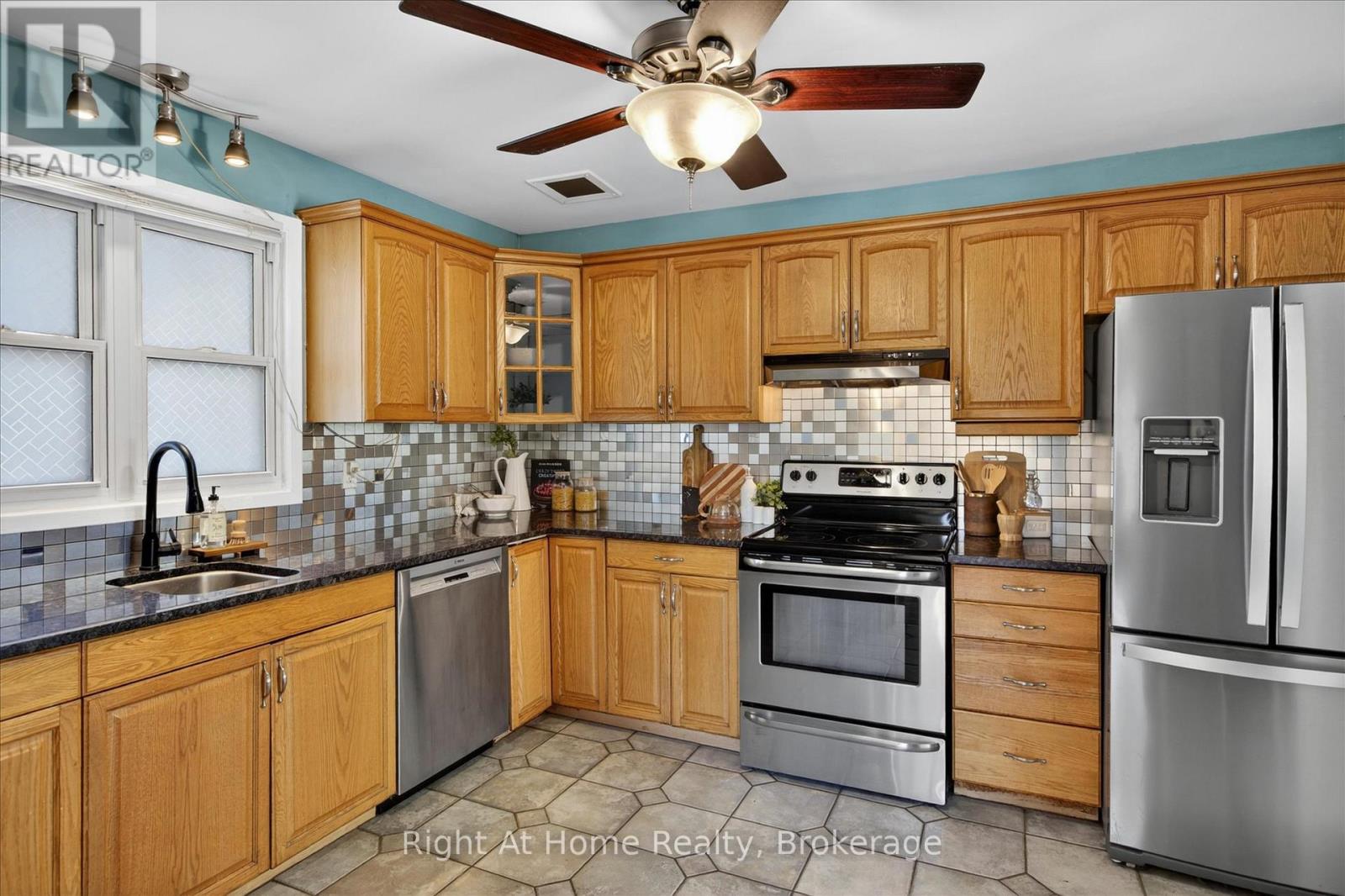 278 Mcfarlane Street, Peterborough, Ontario  K9H 1K4 - Photo 2 - X13168500