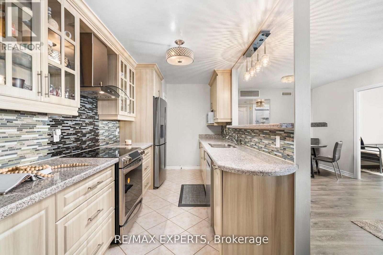 406 - 10 Dayspring Circle, Brampton, Ontario  L6P 1B9 - Photo 3 - W13053040