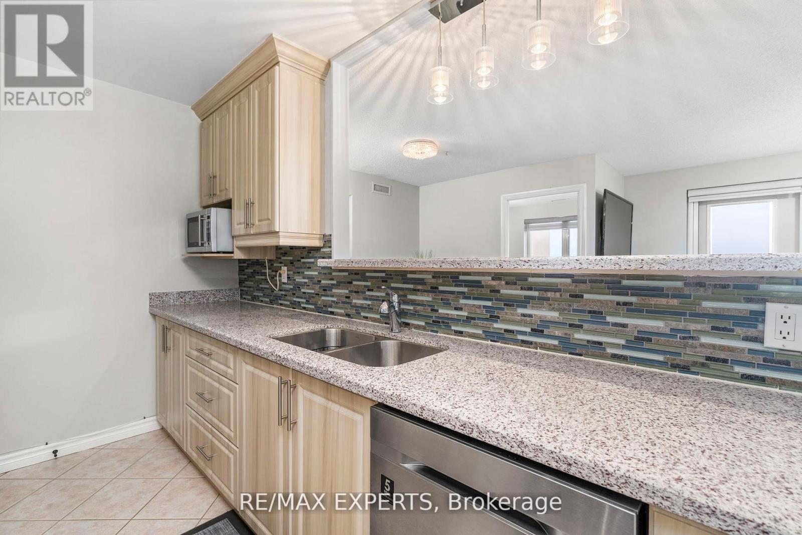 406 - 10 Dayspring Circle, Brampton, Ontario  L6P 1B9 - Photo 5 - W13053040