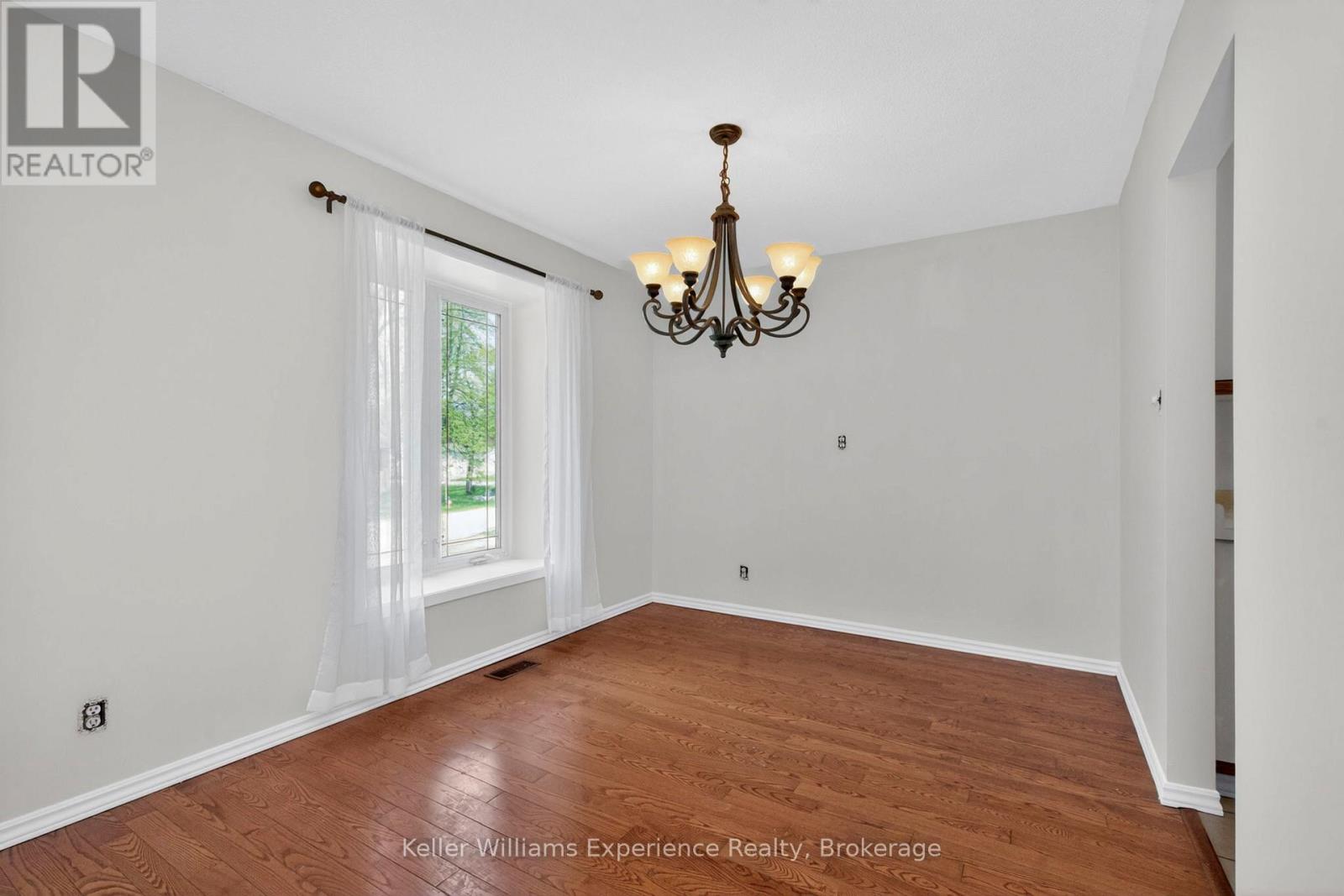 12 Richelieu Street, Penetanguishene, Ontario  L9M 1H9 - Photo 11 - S13168576