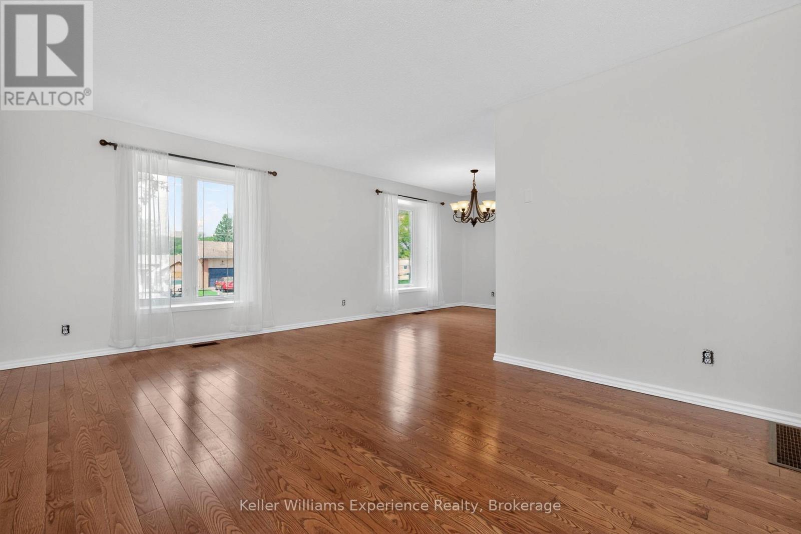 12 Richelieu Street, Penetanguishene, Ontario  L9M 1H9 - Photo 15 - S13168576