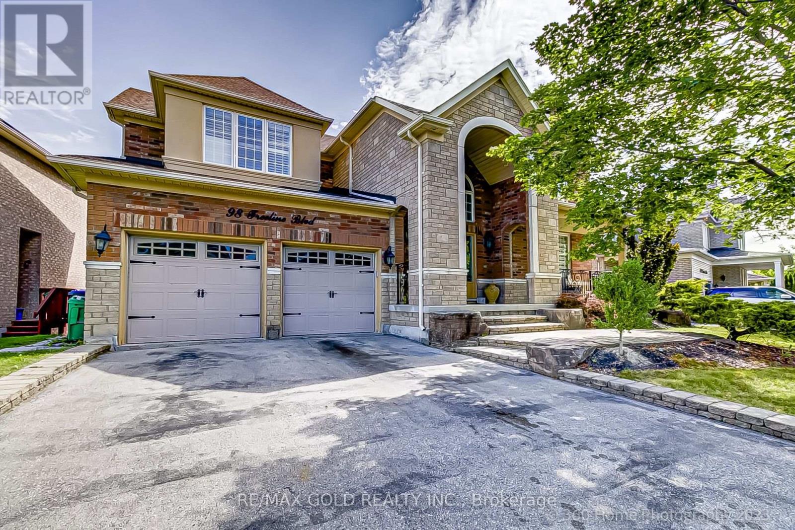 98 Treeline Boulevard, Brampton, Ontario  L6P 1A2 - Photo 2 - W13168580