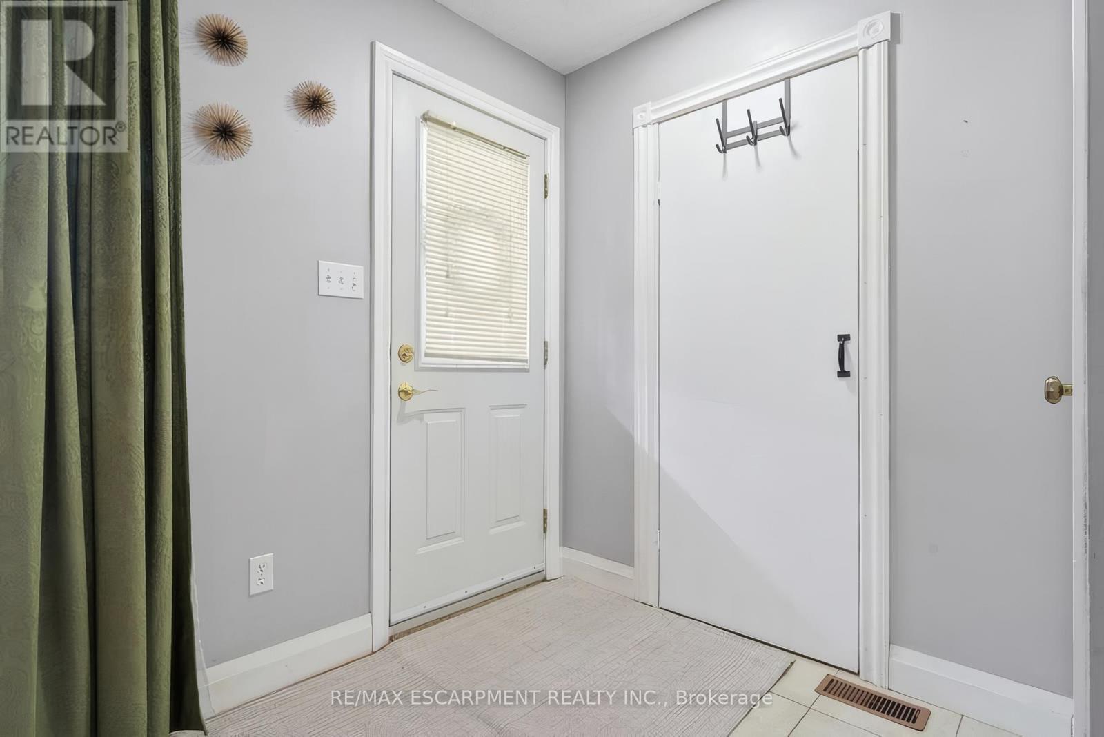 K - 653 Albert Street, Waterloo, Ontario  N2L 3V5 - Photo 3 - X13168594