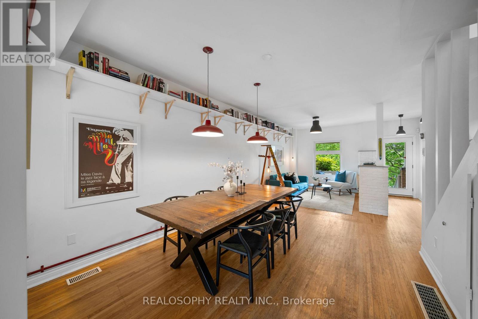 118 Ivy Avenue, Toronto, Ontario  M4L 2H7 - Photo 4 - E13168782