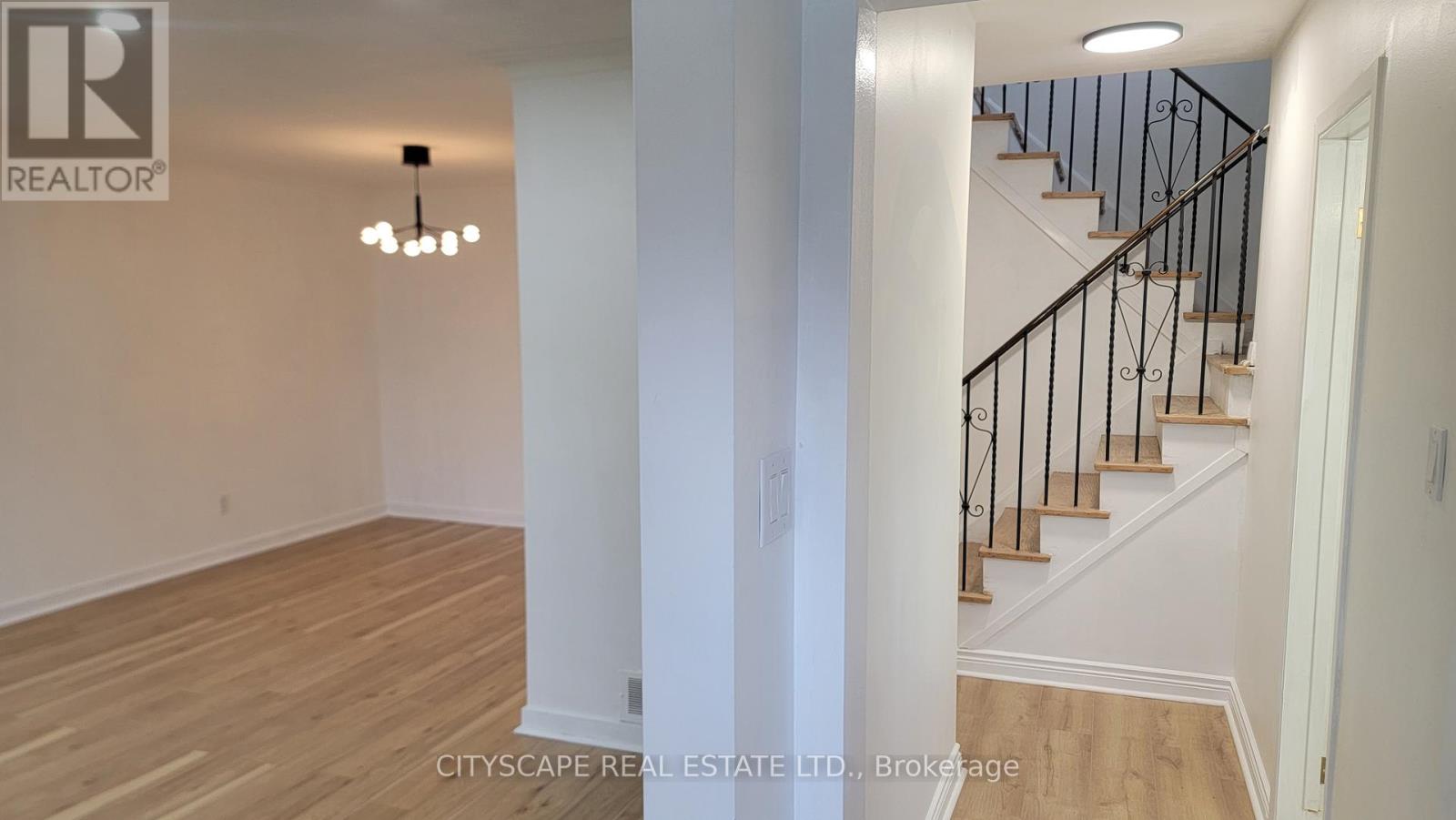 3450 Ellengale Drive, Mississauga, Ontario  L5C 1Z7 - Photo 3 - W13164118