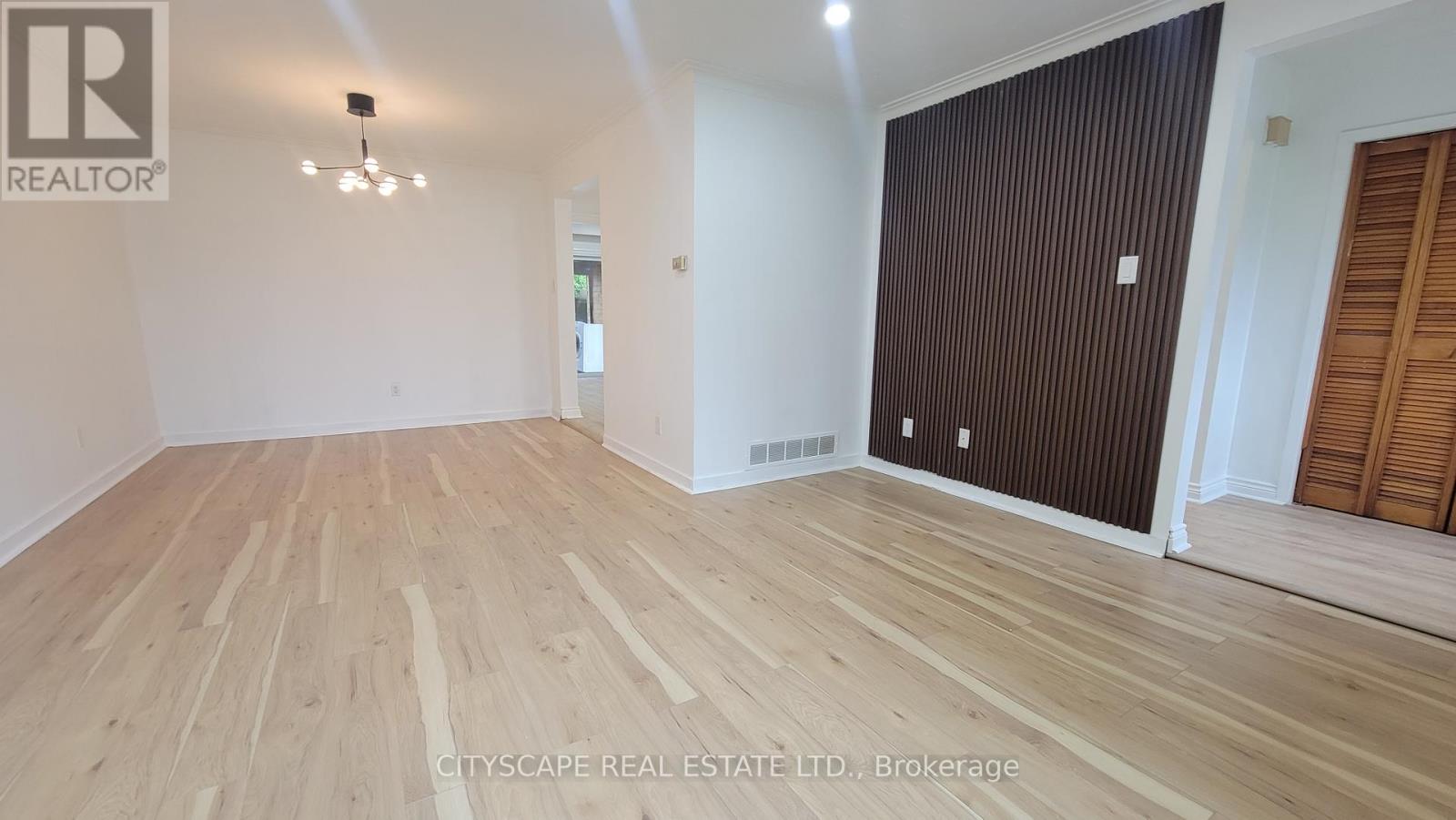3450 Ellengale Drive, Mississauga, Ontario  L5C 1Z7 - Photo 5 - W13164118