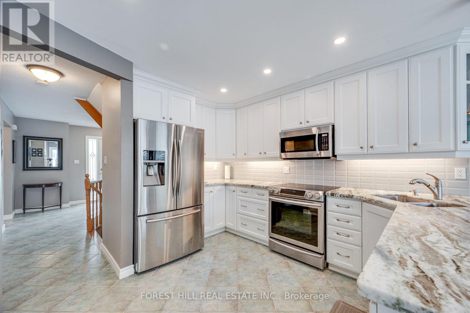 4 Milgate Place, Aurora, Ontario  L4G 5R2 - Photo 5 - N13168778