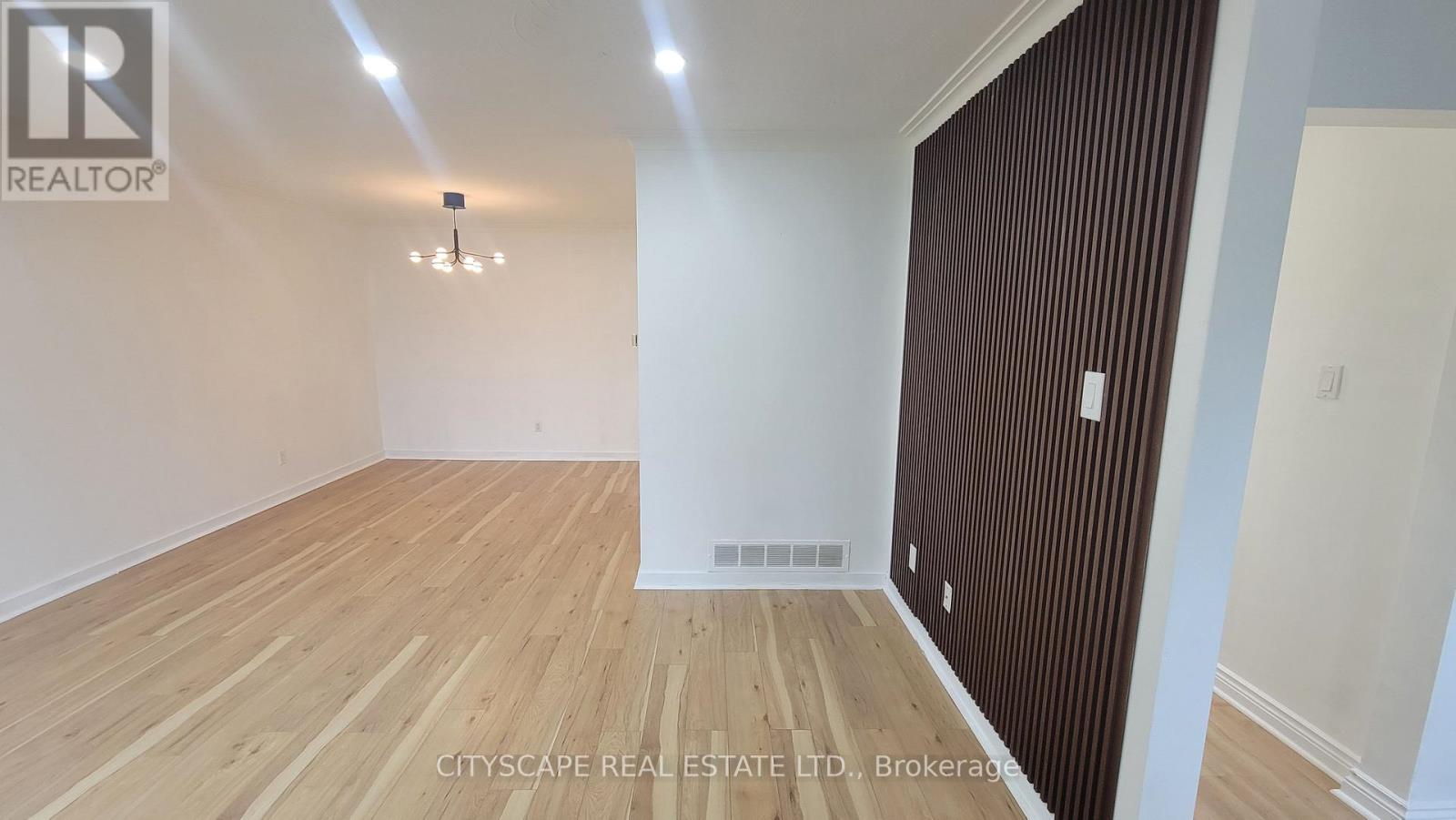 3450 Ellengale Drive, Mississauga, Ontario  L5C 1Z7 - Photo 4 - W13164118