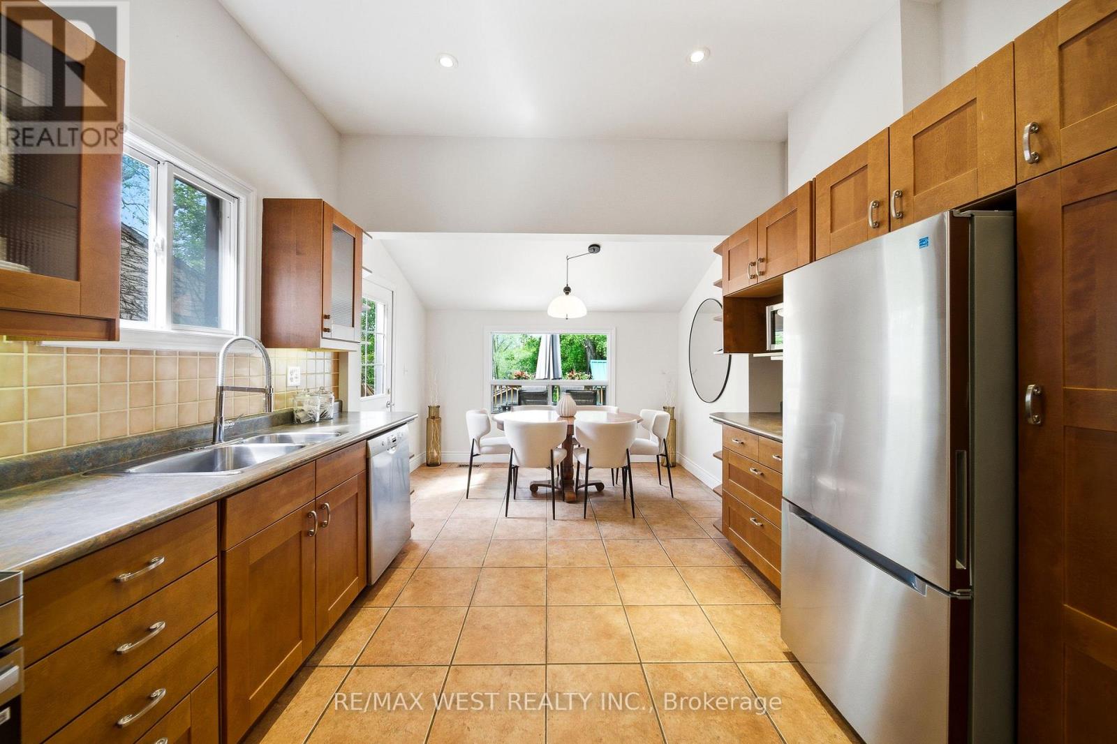 12 Kennedy Avenue, Toronto, Ontario  M6S 2X5 - Photo 10 - W13168978