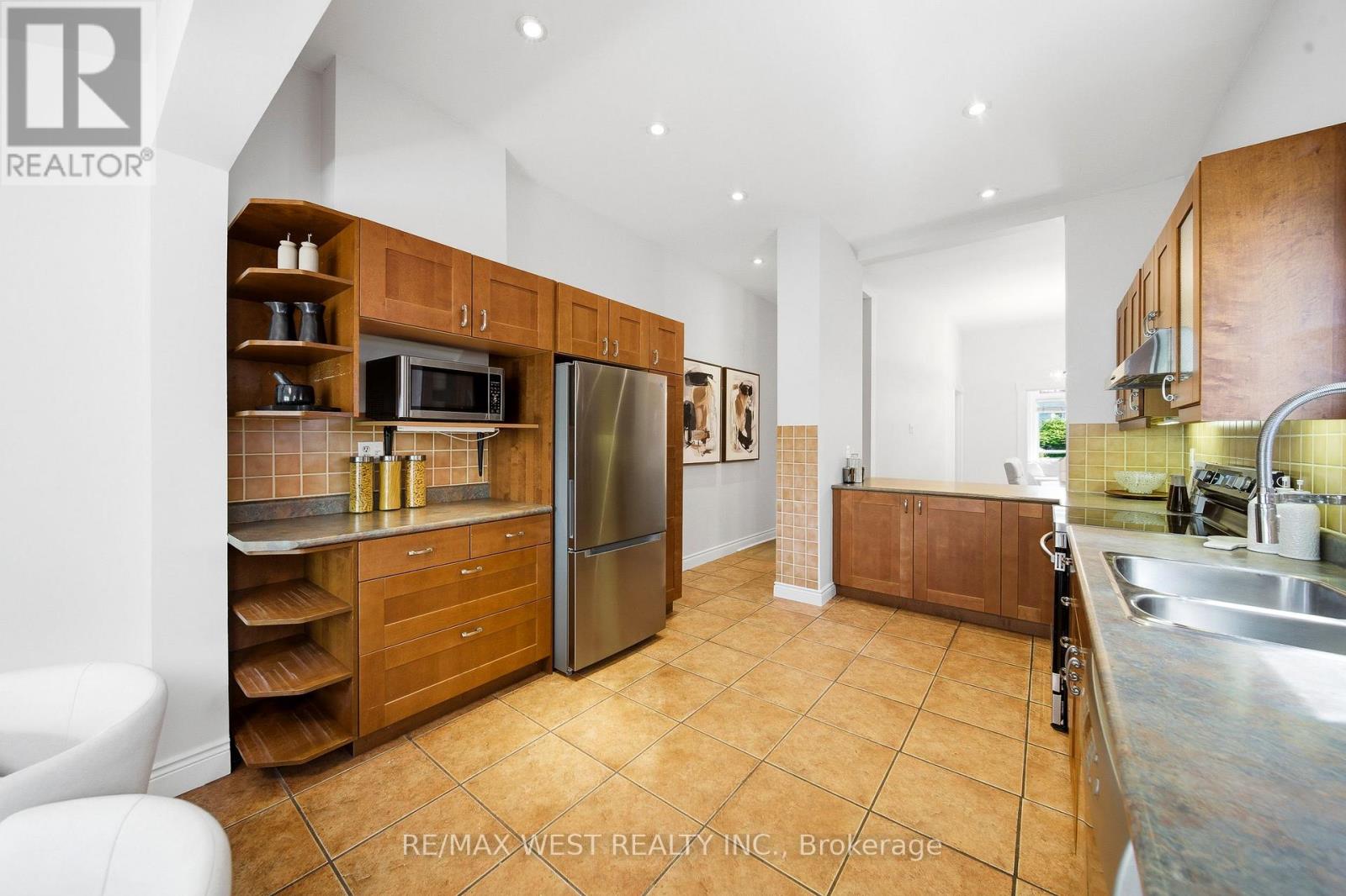 12 Kennedy Avenue, Toronto, Ontario  M6S 2X5 - Photo 11 - W13168978
