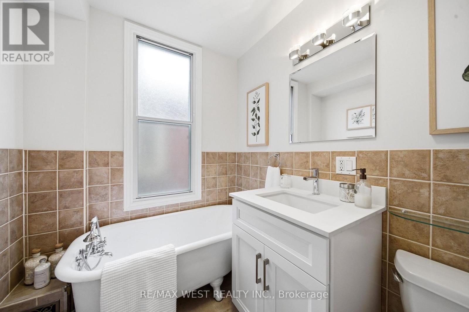 12 Kennedy Avenue, Toronto, Ontario  M6S 2X5 - Photo 15 - W13168978