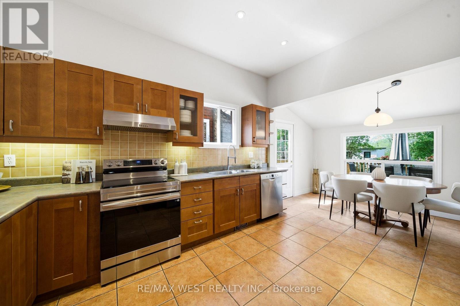 12 Kennedy Avenue, Toronto, Ontario  M6S 2X5 - Photo 9 - W13168978
