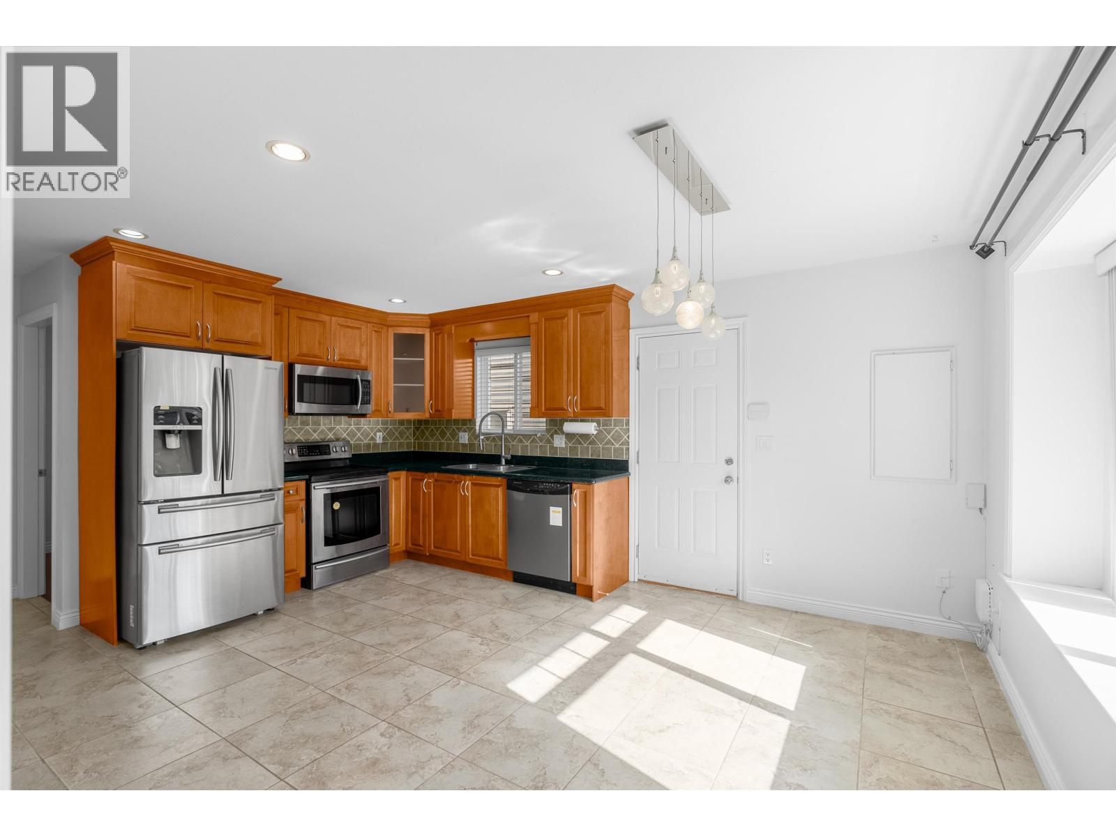 Lower 5227 Norfolk Street, Burnaby, British Columbia  V5G 1G3 - Photo 3 - R3127264