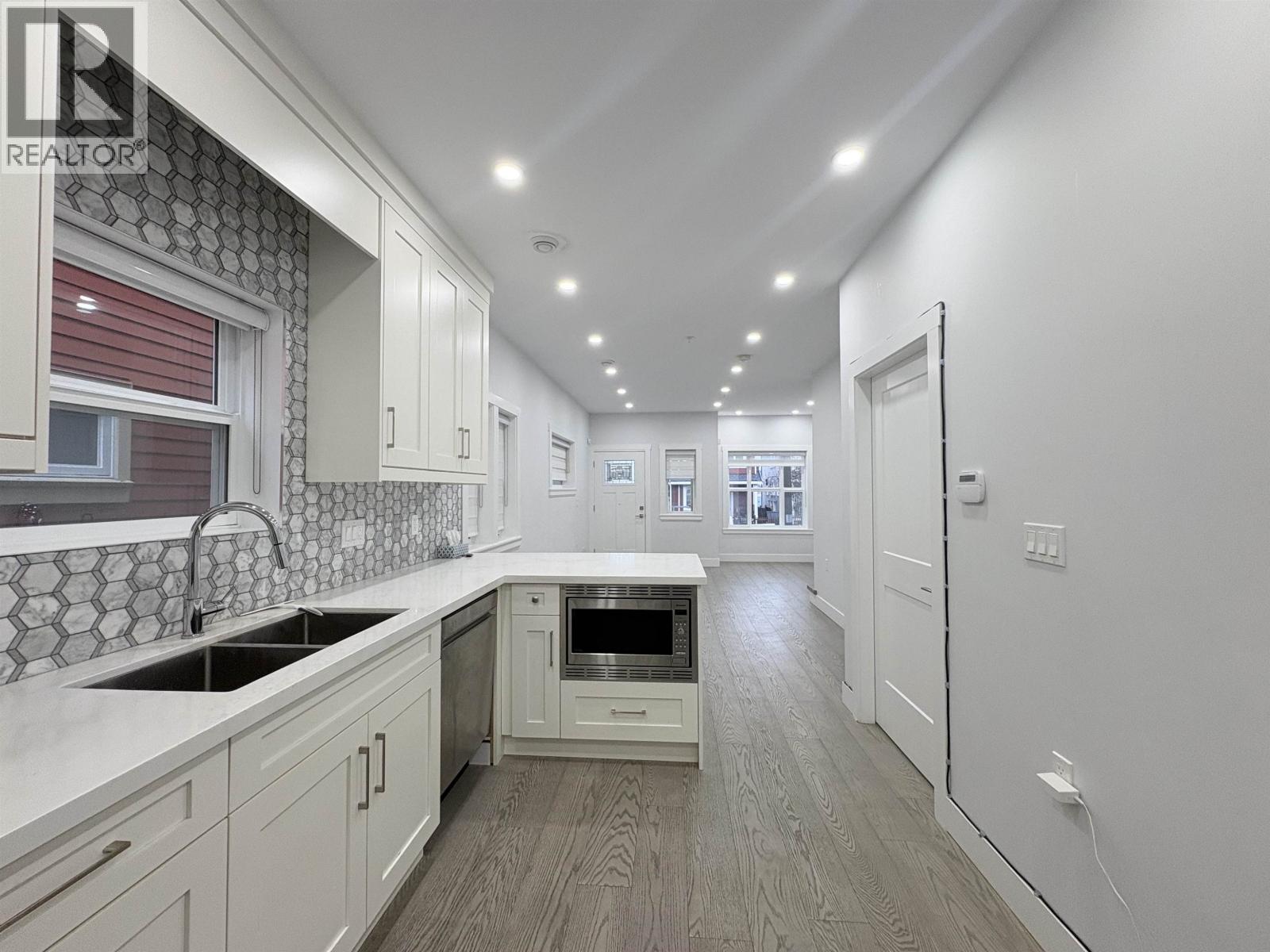 4990 Moss Street, Vancouver, British Columbia  V5R 3T4 - Photo 2 - R3127275