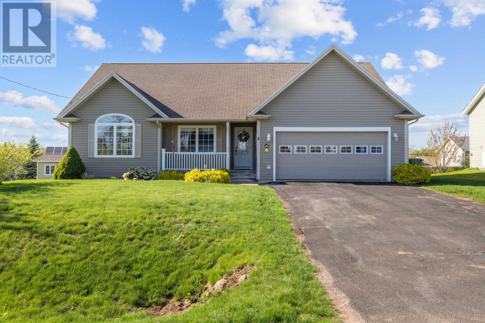 5 Townview Crescent, Cornwall, Prince Edward Island  C0A 1H4 - Photo 2 - 202612016