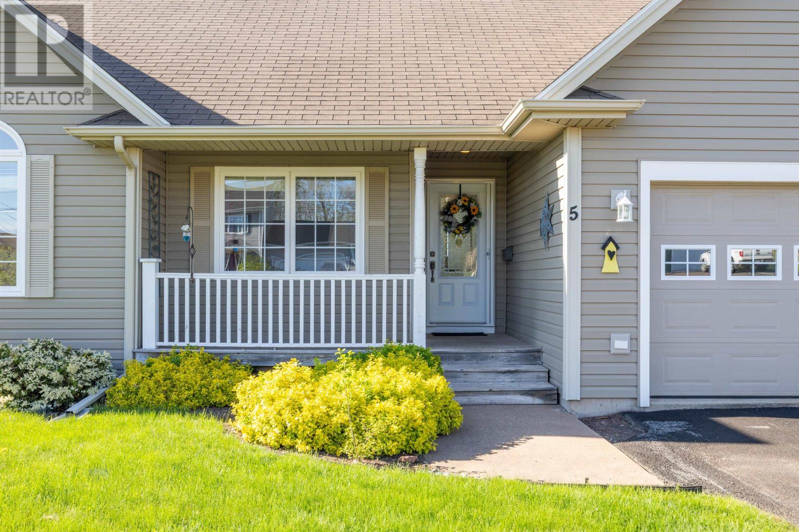 5 Townview Crescent, Cornwall, Prince Edward Island  C0A 1H4 - Photo 3 - 202612016