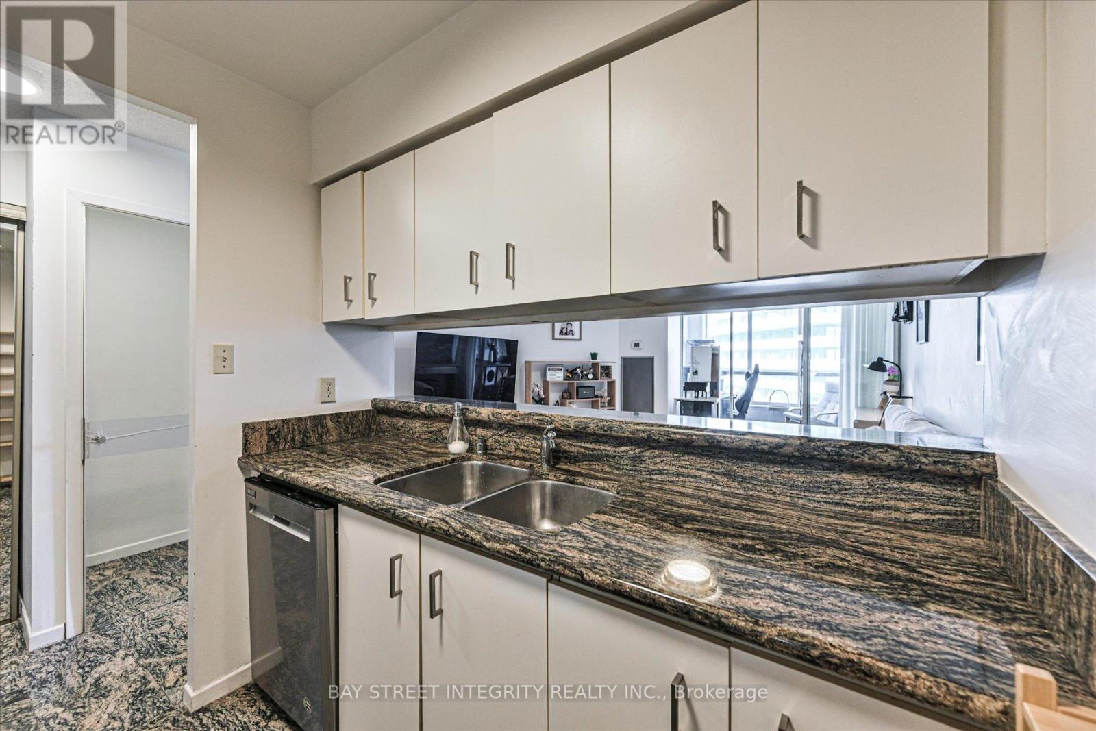 2013 - 44 St Joseph Street, Toronto, Ontario  M4Y 2W4 - Photo 9 - C13169452