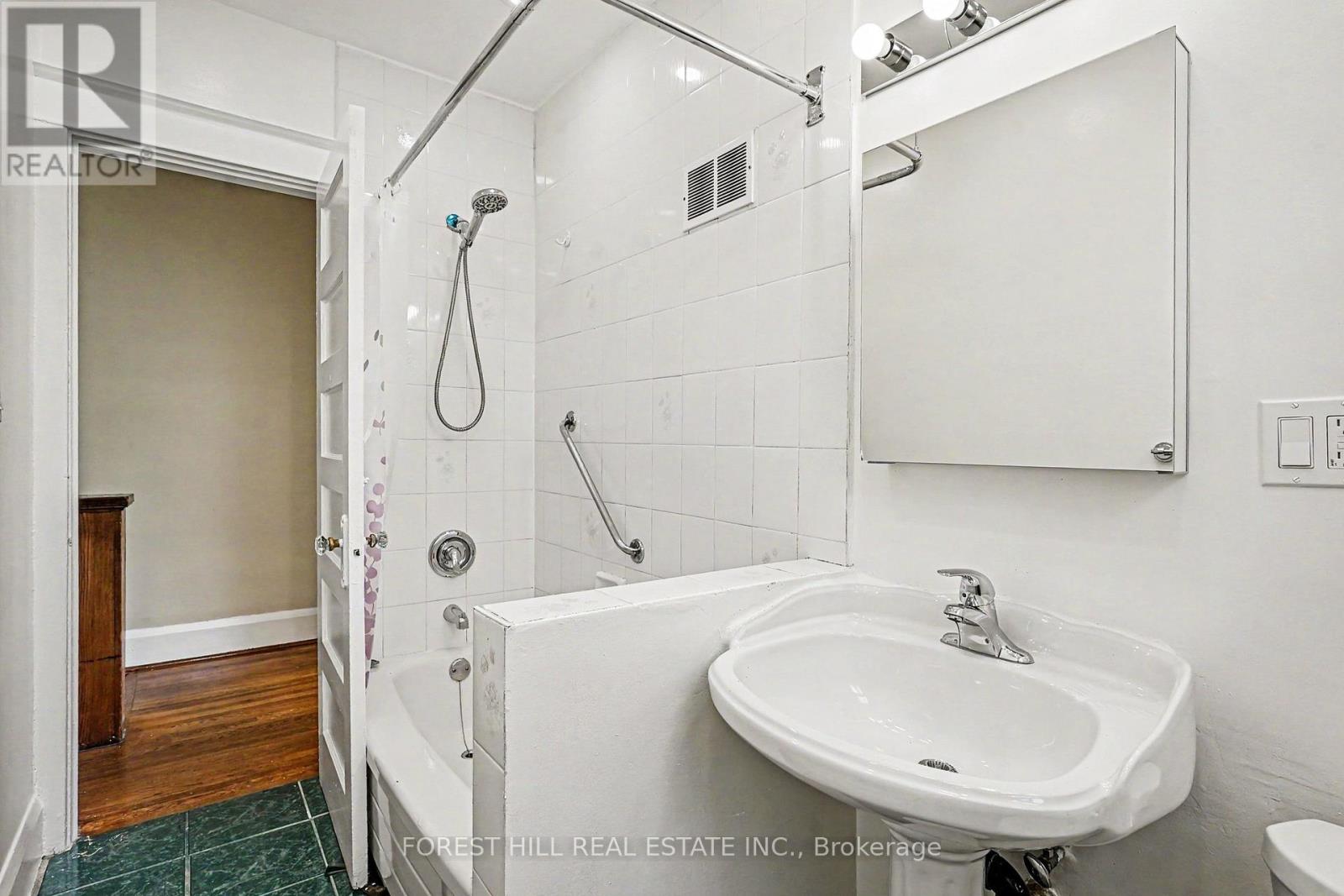 113 Milverton Boulevard, Toronto, Ontario  M4J 1T7 - Photo 13 - E13169178