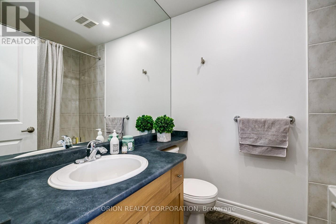 6 St Raymond Heights, Toronto, Ontario  M6G 4C2 - Photo 18 - W13169286