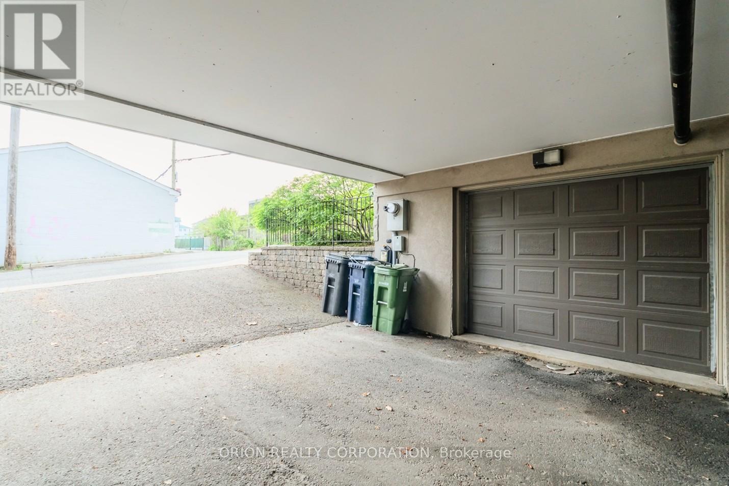 6 St Raymond Heights, Toronto, Ontario  M6G 4C2 - Photo 32 - W13169286