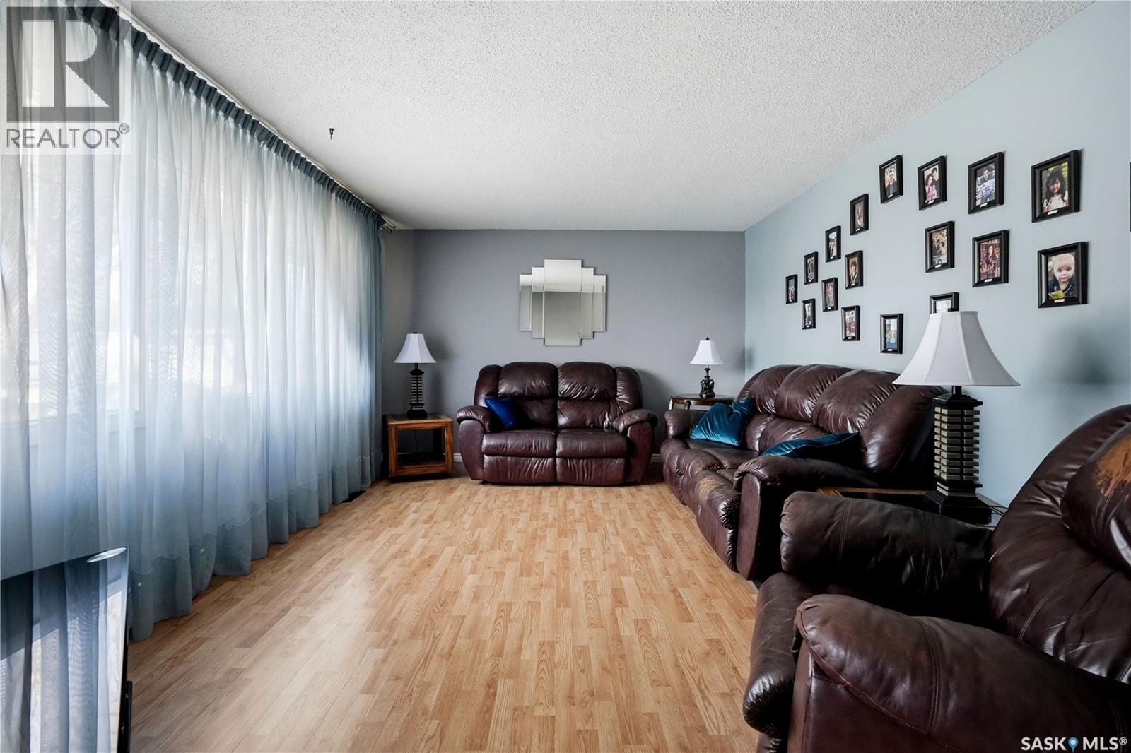 35 Mcinnis Crescent, Regina, Saskatchewan  S4R 3E7 - Photo 4 - SK036963