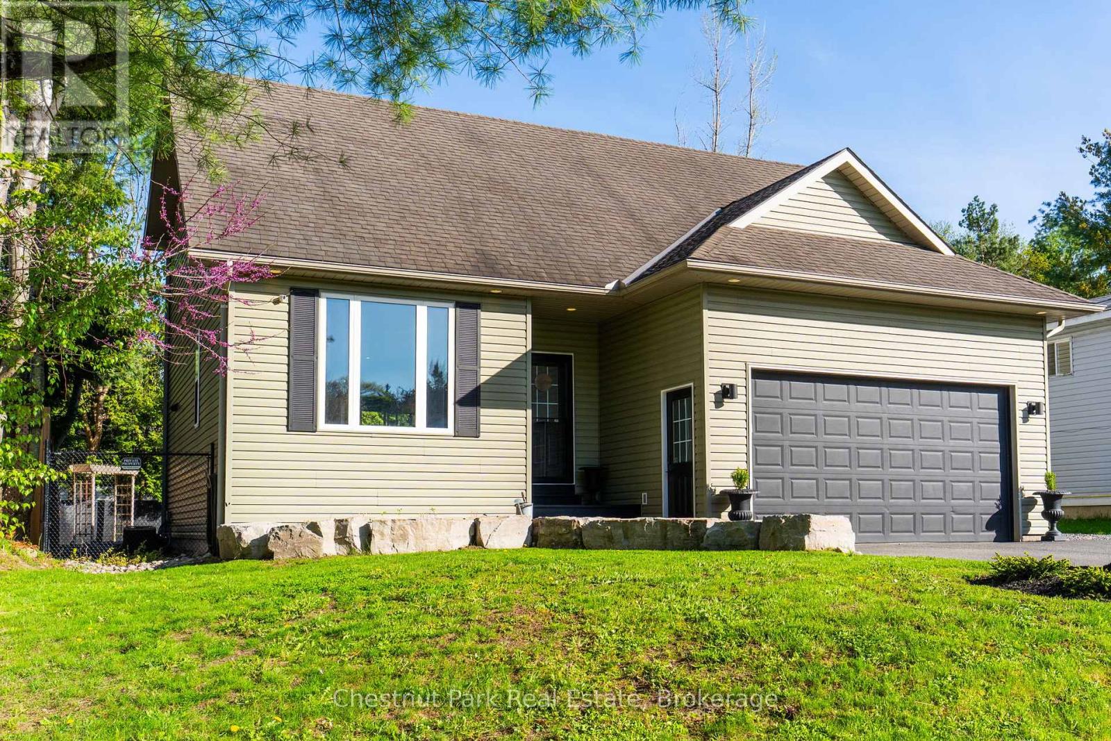6 Johnston Street, Muskoka Lakes, Ontario  P0B 1J0 - Photo 2 - X13169660