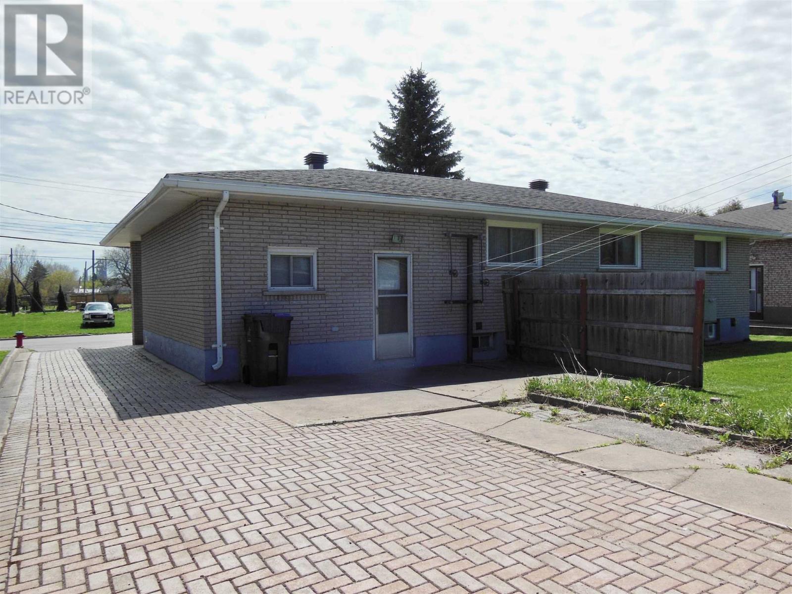 556 Connaught Ave, Sault Ste. Marie, Ontario P6C 2E2 - Photo 3 - SM261139
