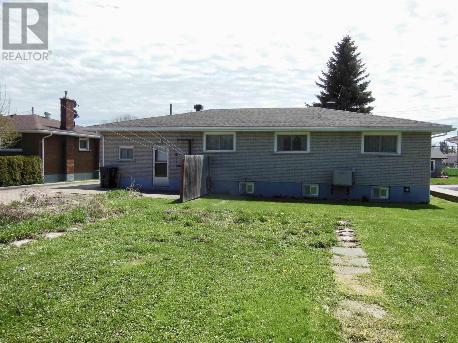 556 Connaught Ave, Sault Ste. Marie, Ontario P6C 2E2 - Photo 5 - SM261139